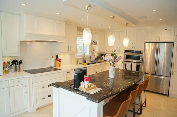 Réfrigérateur, four à micro-ondes, un four, surface de cuisson