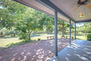 Terrace/patio - 4 BDRM Hill Country Home with Pool Near Wineries! (Austin)