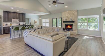 4 BDRM Hill Country Home with Pool Near Wineries!