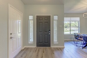 Interior - 4 BDRM Hill Country Home with Pool Near Wineries! (Austin)