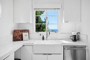 Mikrobølgeovn, ovn, kokeplater og oppvaskmaskin