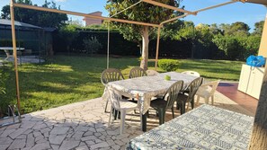 Outdoor dining - Comfortable Apartment with Garden and WiFi (Marina di San Nicola)