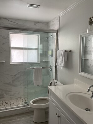 Haartrockner, Handtücher, Seife, Toilettenpapier