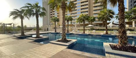 Una piscina al aire libre