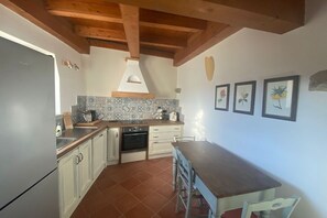 Fridge, microwave, oven, stovetop - Cà La Torre, Stone House with pool in the terrace and super view (Bibola)