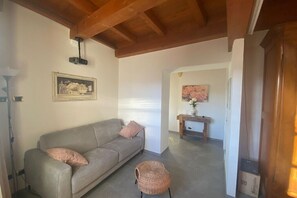 TV - Cà La Torre, Stone House with pool in the terrace and super view (Bibola)