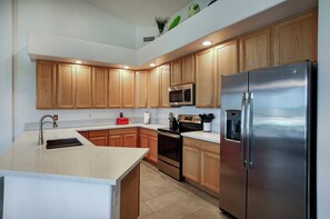 Mikrobølgeovn, ovn, kokeplater og oppvaskmaskin