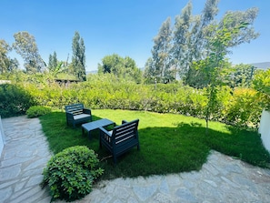 Suite, vista al jardín | Terraza o patio
