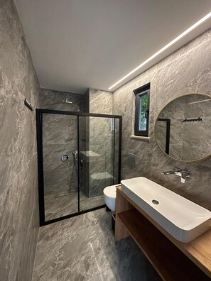 Combined shower/bathtub, hair dryer, slippers, towels - Yengeç (Ula)