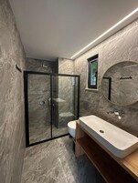 Bañera con ducha, secador de pelo, pantuflas, toallas