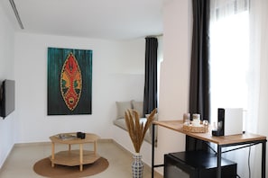 Suite, vista al jardín | Área de sala de estar