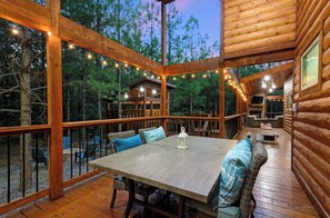Outdoor dining - HotTub/FirePit/GameRm/Deck/ForestViews/3 King Beds (Broken Bow)