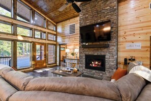 Smart TV y chimenea 