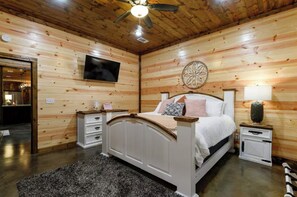 4 bedrooms, free WiFi, bed sheets - HotTub/FirePit/GameRm/Deck/ForestViews/3 King Beds (Broken Bow)