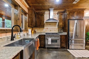 Fridge, microwave, oven, stovetop - HotTub/FirePit/GameRm/Deck/ForestViews/3 King Beds (Broken Bow)