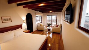 Suite panoramique, vue sur la ville | Coffre-fort, bureau, rideaux d’obscurcissement, accès au Wi-Fi (inclus)