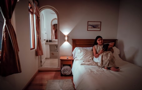 Caja de seguridad en la habitación, escritorio y cortinas blackout