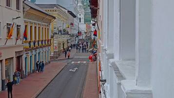 Vista de una calle con edificios, una carretera despejada y peatones.