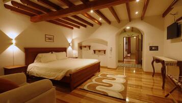 Deluxe Room | In-room safe, desk, blackout drapes, free WiFi