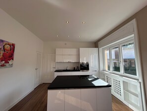 Réfrigérateur, four, plaque de cuisson, lave-vaisselle