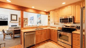 ثلاجة، ميكروويف، فرن، موقد طهي مسطح