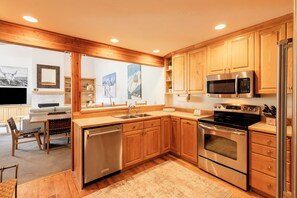 ثلاجة، ميكروويف، فرن، موقد طهي مسطح