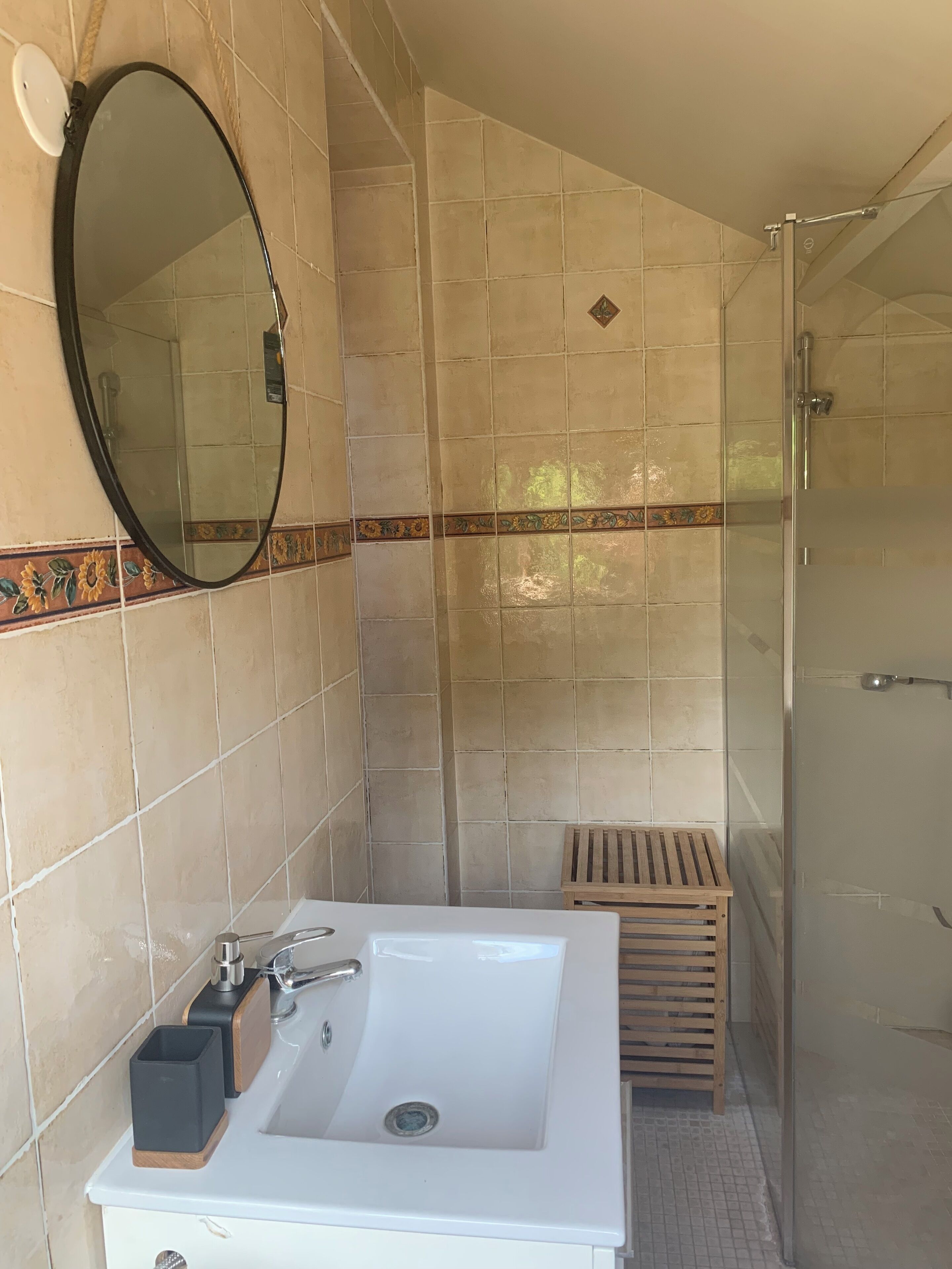 Chuveiro, secador de cabelo, toalhas de banho, papel higiênico