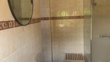 Douche, sĂšche-cheveux, serviettes fournies, papier toilette