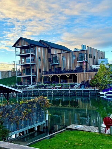 Spacious 5 BD House on the River