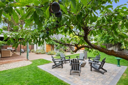 Main Street Retreat, 2 Bdrm, 2 Bath Home, Firepit!