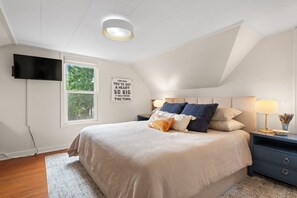 2 Schlafzimmer, Schreibtisch, Bügeleisen/Bügelbrett, Reisekinderbett