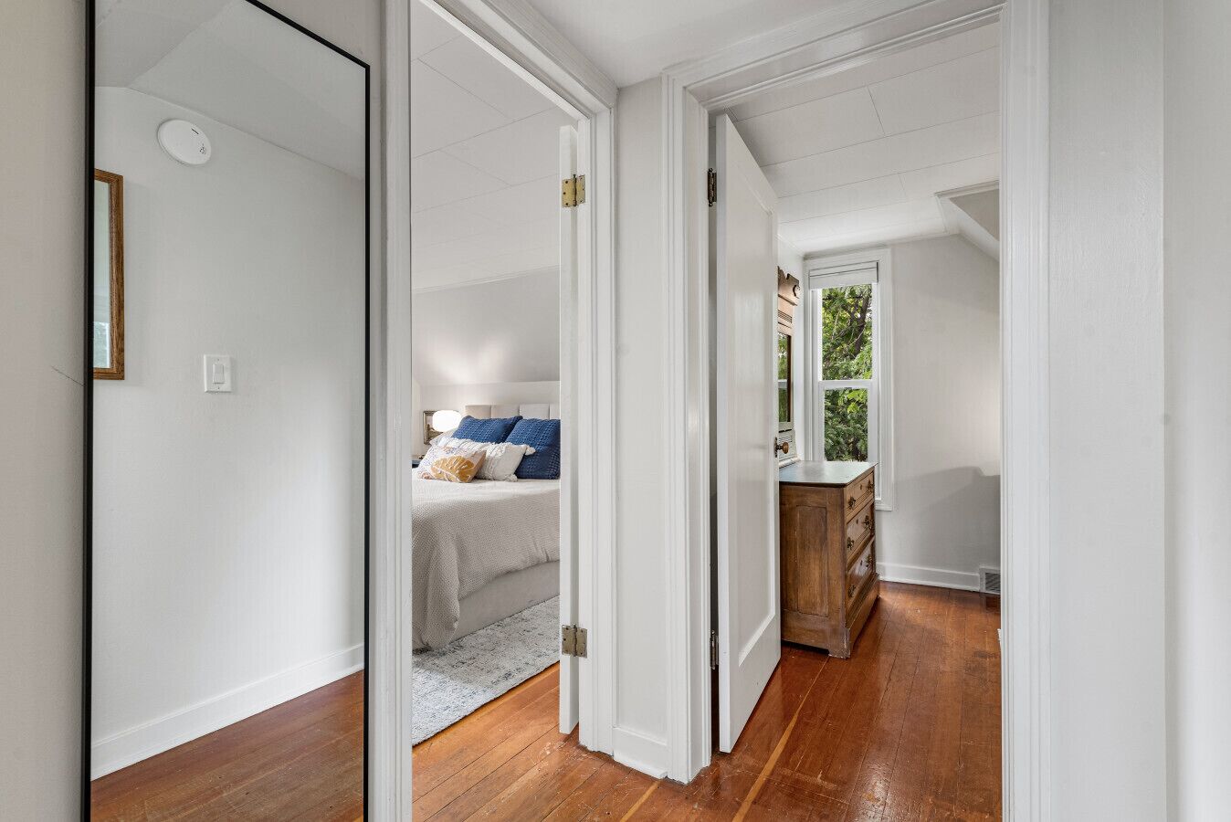 2 habitaciones, escritorio y tabla de planchar con plancha 