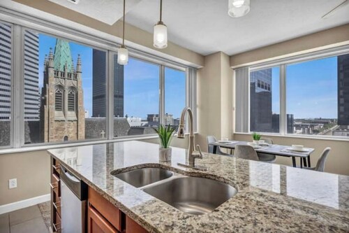 Luxury Condo w/ Lake Views! Center of Downtown