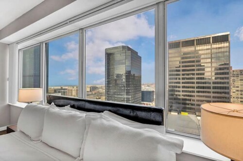 14th Floor Lux Downtown Condo w/ LAKE VIEWS & Gym