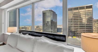 14th Floor Lux Downtown Condo w/ LAKE VIEWS & Gym