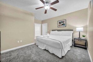 1 dormitorio, tabla de planchar con plancha, Internet y ropa de cama