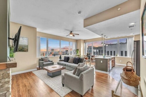 Sky High Suite Downtown w/ FREE Parking