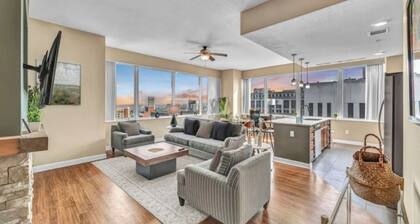 Sky High Suite Downtown w/ FREE Parking