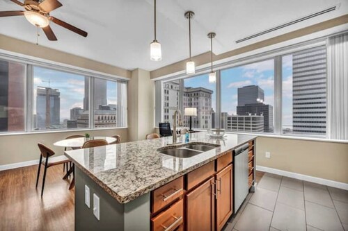 Luxury High-Rise w/ City View/ FREE Parking / Gym