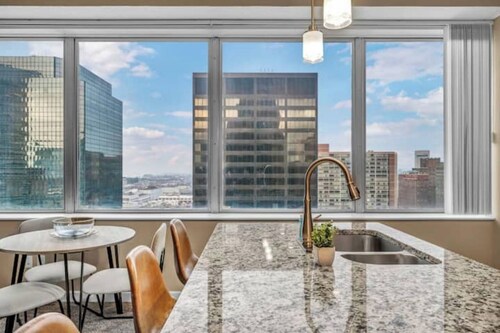 Downtown Suite w/ Amazing Views