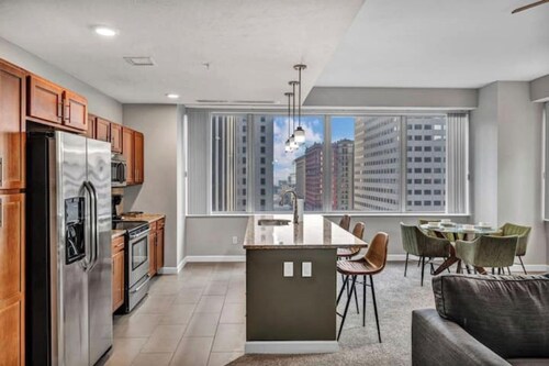 SkyTower 2BD - FREE Parking Downtown -Gym