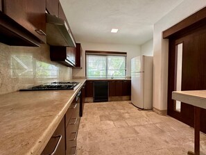 Mikroaaltouuni, uuni, liesi, astianpesukone