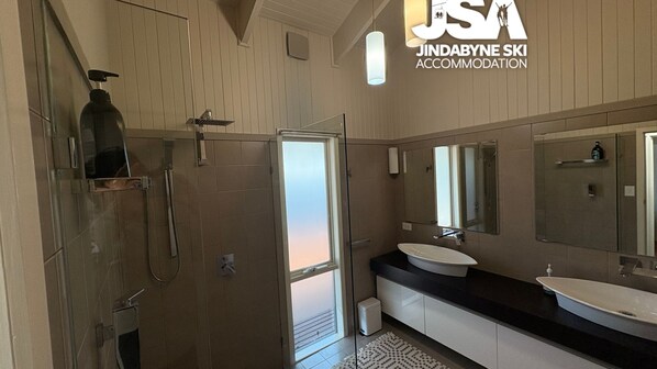 Shower - Kalkite Cottage - Perfect Family Retreat in the quiet village of Kalkite relax looki (Kalkite)