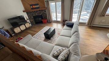 Televisión y chimenea