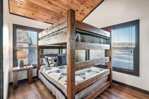 5 bedrooms, iron/ironing board, WiFi, bed sheets