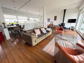 TV, fireplace, books - Villa Santec (Santec)