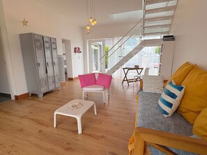 TV, fireplace, books - Villa Santec (Santec)