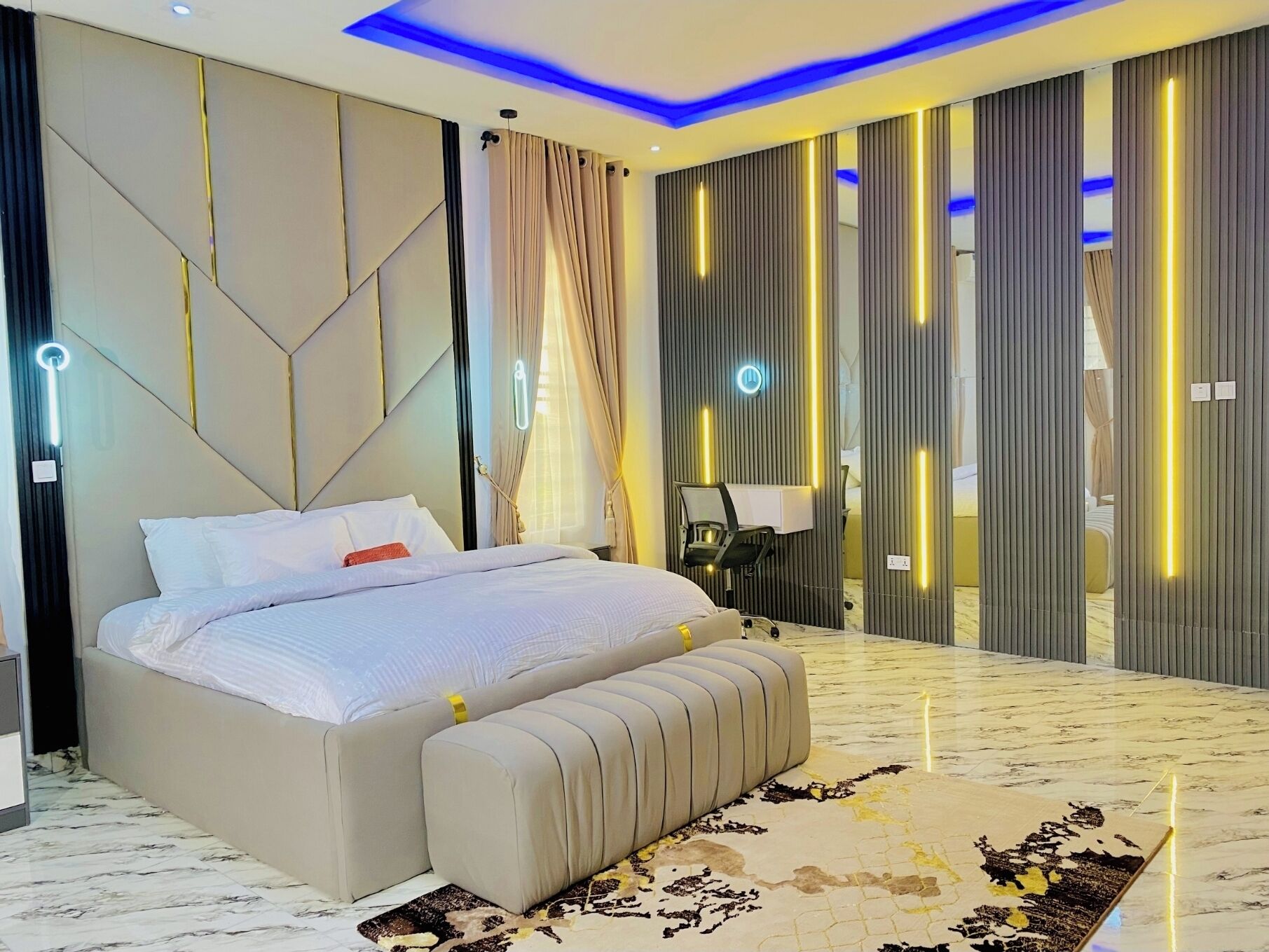 4 bedrooms, iron/ironing board, internet, bed sheets