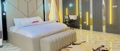 4 bedrooms, iron/ironing board, internet, bed sheets