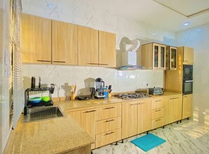 Mikrowelle, Ofen, Herdplatte, Geschirrspüler